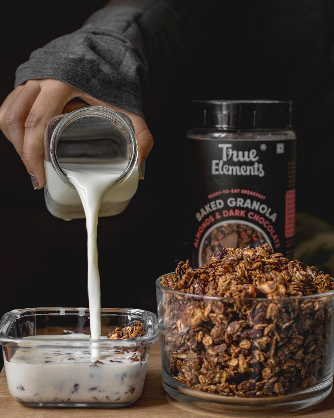 True Elements Baked Granola: Almonds and Dark Chocolate 700gm